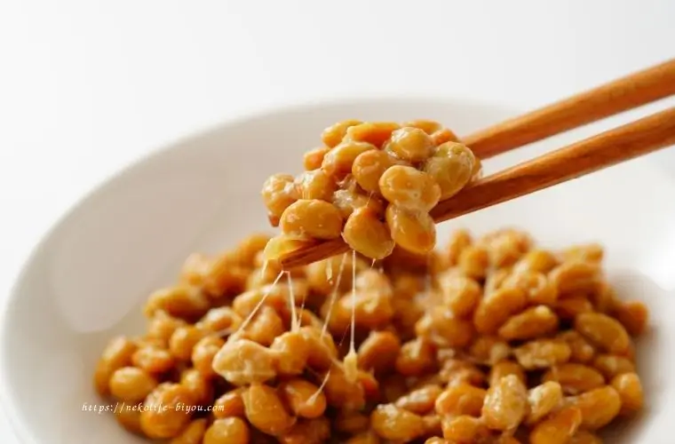 端で納豆を持ち上げ納豆の腸活効果｜朝と夜どちらで食べるのがいい？
