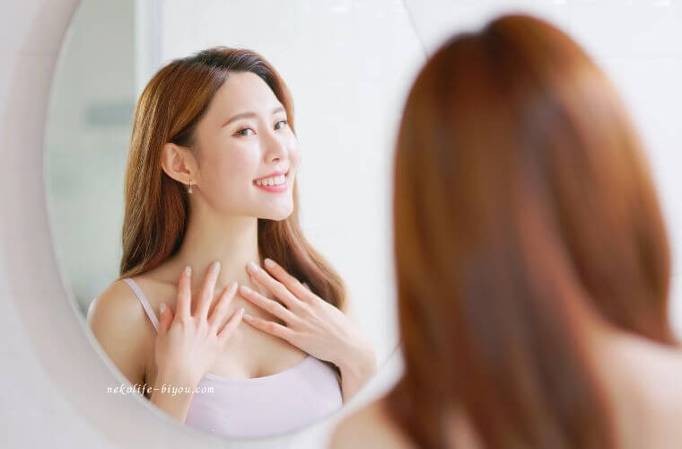 鏡を見る美肌の女性の写真｜発酵ドリンク比較｜40代女性におすすめの腸活ドリンク5選と選び方のコツ