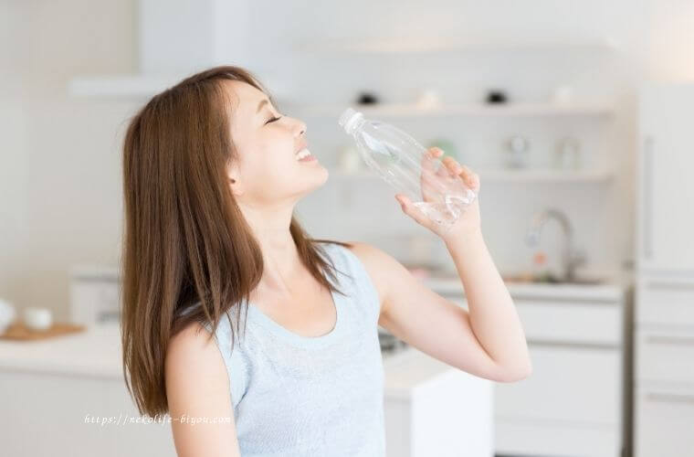 水を飲む女性ホットフラッシュを和らげる香りと過ごし方｜更年期の症状を楽にするアロマ活用法
