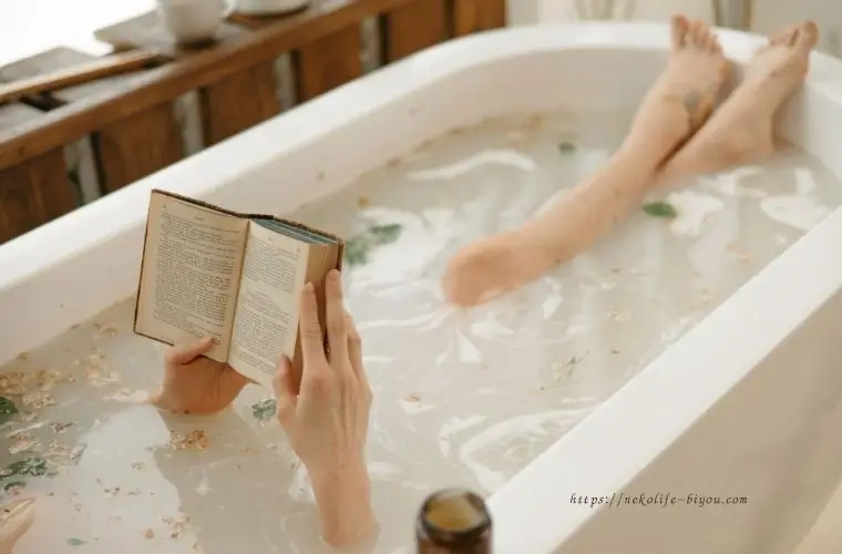 お風呂に入りながら本を読む女性の写真｜アロマオイルの使い方完全ガイド｜初心者から上級者まで楽しめる7つの方法