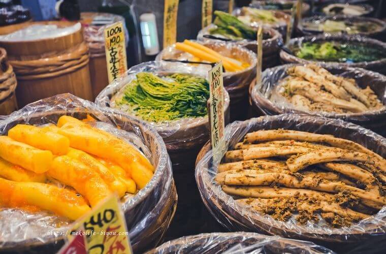 漬物が並ぶ店ぬか漬けの写真発酵食品で40代からの美肌を守る｜腸内フローラとスキンケアの関係