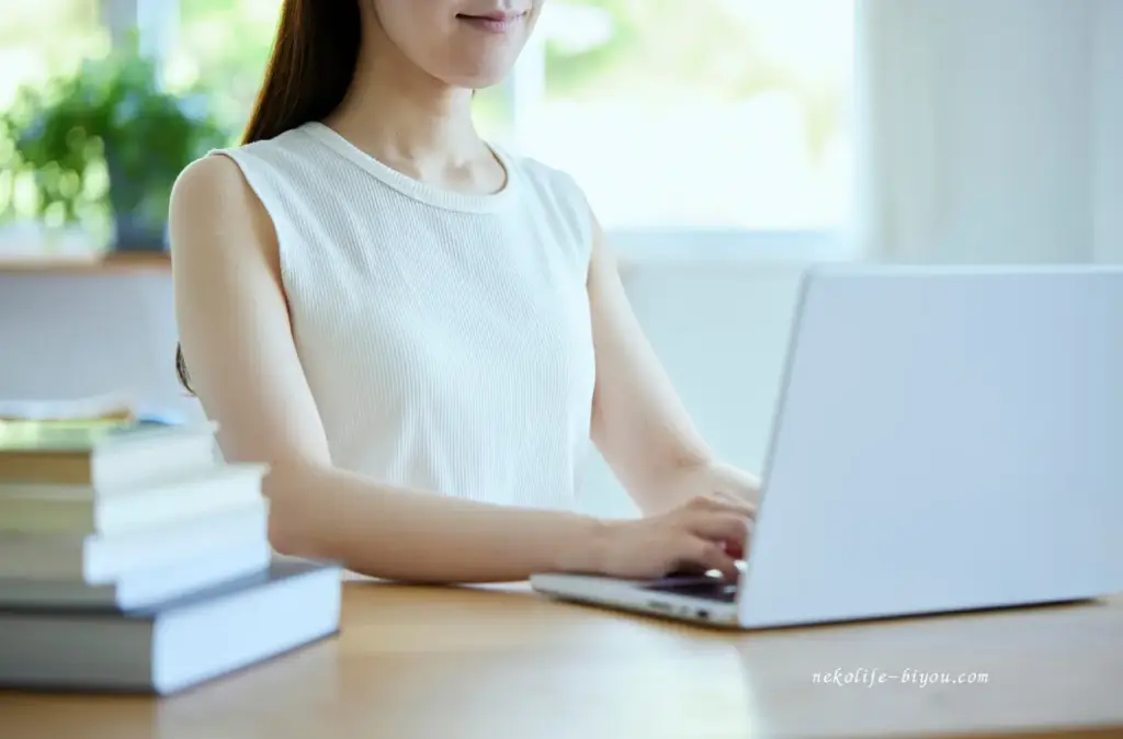 デスクワークに集中している女性|集中力を高めて作業効率をあげるためのアロマ活用法