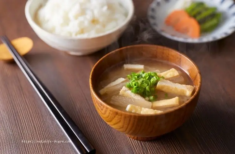 木の器に入った湯気の立つ味噌汁｜40代女性の腸活におすすめ！発酵食品を使った簡単レシピ集