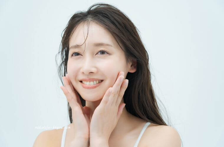 心が安定していて幸せそうな笑顔の女性腸活×メンタルケア｜幸せホルモンと腸の関係｜40代女性の気分を整える習慣
