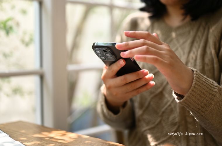 スマホを触っている女性｜デスクワークに効く集中力UPアロマ活用法｜40代からの作業効率を高める香り習慣