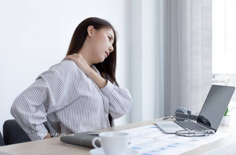 ストレスを抱えている女性の写真40代から消化力が落ちる理由と更年期の関係｜消化しやすいタンパク質早見表つき