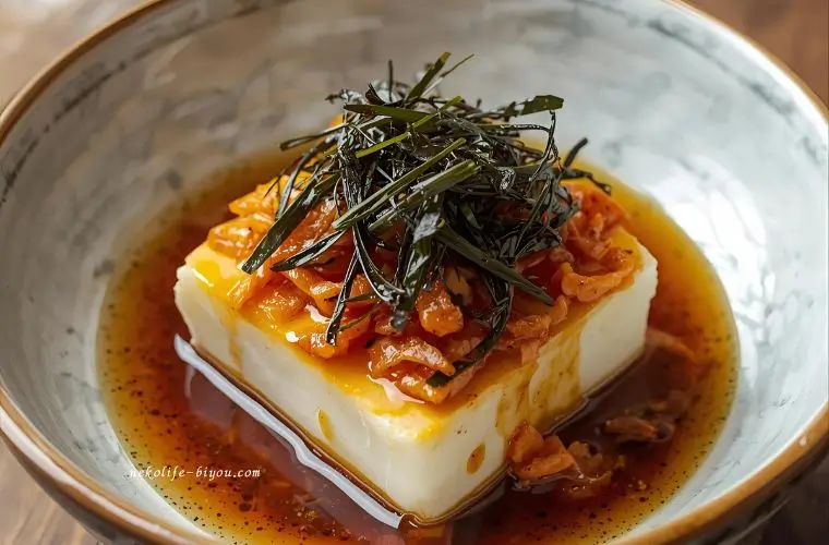 キムチと海藻をトッピングした冷奴の写真｜発酵食品×食物繊維で腸活効果UP｜ベスト食べ合わせレシピ