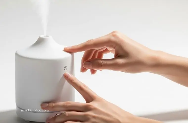 加湿器のスイッチを入れようとする女性の写真｜アロマオイルを加湿器に入れても大丈夫？｜デメリットと正しい使い方ガイド