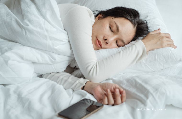 快眠する女性の写真|オレンジスイート精油の効果と使い方|リラックスと前向き気分をもたらす香り