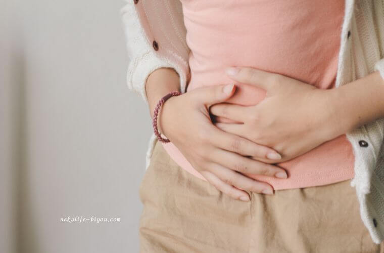 お腹の不調でお腹を押さえる女性の写真腸内のカビが原因かも？腸の不調を整えるハーブティー習慣｜40代からの腸活ケア