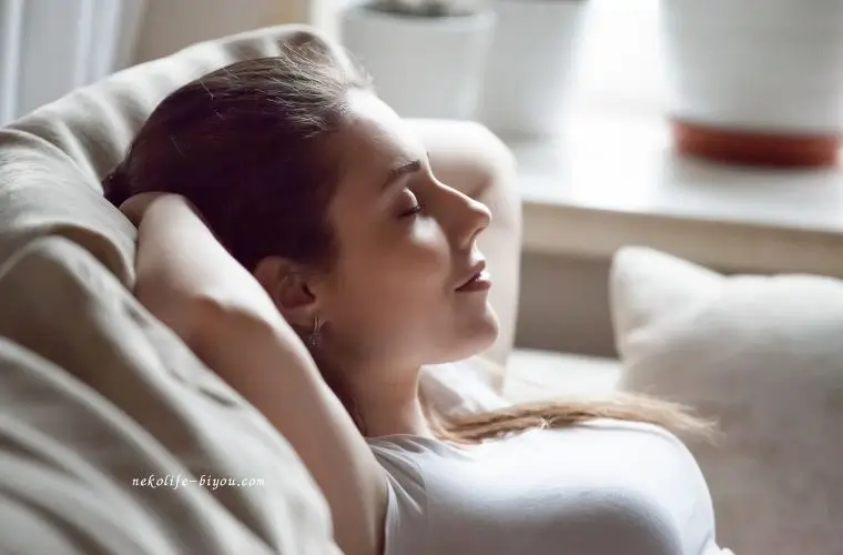 リラックスしている女性の写真|更年期にアロマが効く理由|香りが自律神経と女性ホルモンに働きかけるメカニズムとおすすめ精油5選