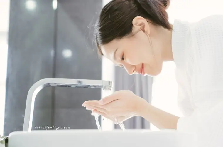 洗顔する女性の写真|更年期と肌荒れ対策|40代女性の美肌を守る生活習慣