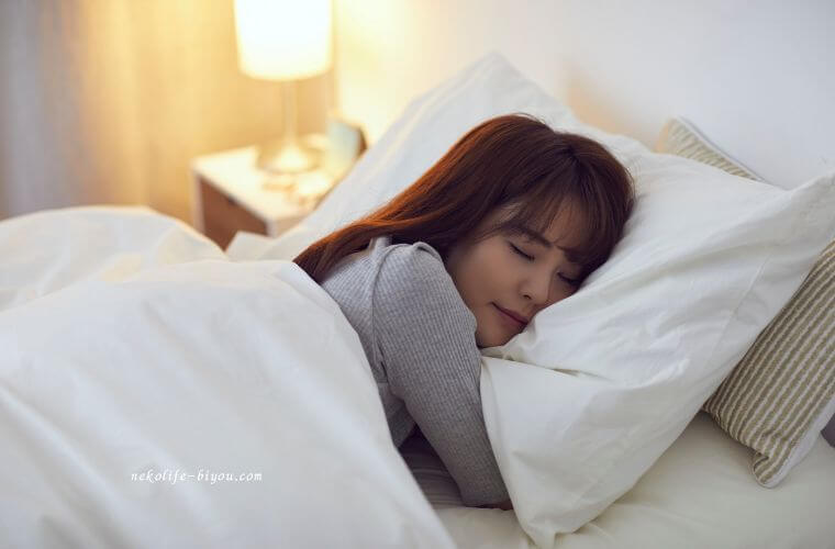 ぐっすり眠る女性の写真|オレンジスイート精油で快眠サポート|夜のリラックス習慣に