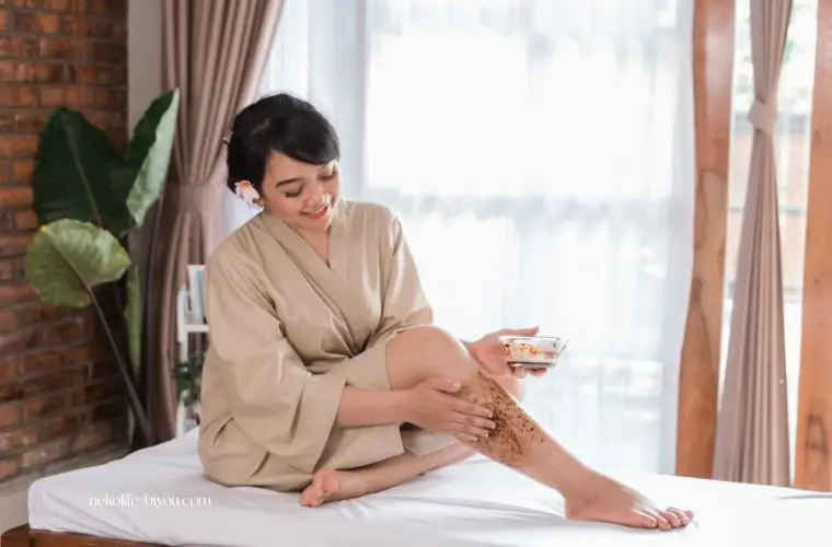 女性が足をセルフトリートメントしている写真｜ローズ精油の効果と使い方｜自己肯定感を満たし、女性性を整える夜の香り