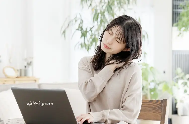 肩こりの女性の写真｜アロマでストレスを軽減｜香りで自律神経と心を整えるセルフケア習慣