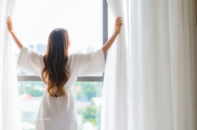 朝、カーテンを開ける女性の写真｜あわせて読みたい｜香りで整える、わたしの1日リズム

🕯① 朝の香りで1日のリズムを整える｜目覚めを軽くするアロマ習慣

夜に整えた静けさは、朝の光で完成します。
レモンやローズマリーの香りで“動き出す自律神経”をやさしく目覚めさせる方法を紹介。
👉 朝の香りで1日のリズムを整える｜目覚めを軽くするアロマ習慣

🩵 設置意図：本文の「夜の香り→翌朝のリズム」テーマと自然に連動。読者が次に読みたくなる“朝パート”記事。

🌸② 感情が整う香りの心理学｜イライラ・不安・焦りに寄り添うアロマセラピー

感情が揺らぐ夜、香りは“見えない処方箋”になります。
脳科学と心理学の観点から、香りが心のバランスにどう働きかけるかを解説。
👉 感情が整う香りの心理学｜イライラ・不安・焦りに寄り添うアロマセラピー

🩵 設置意図：本文での静けさの余韻から、“心を整える心理的アプローチ”への回遊を促す。

💫③ 香りで切り替える夜時間｜40代からの「頑張りすぎ」を手放す整え方

眠る前の5分が、心の静けさを取り戻すスイッチ。
ベルガモットやフランキンセンスの香りで、“頑張るモード”から“休むモード”へ切り替える方法を紹介。
👉 香りで切り替える夜時間｜40代からの「頑張りすぎ」を手放す整え方