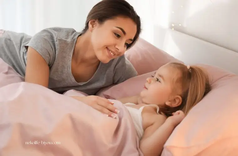 子供を寝かしつける様子の写真|子ども・高齢者におすすめのオレンジスイート精油|安心の理由と注意点
