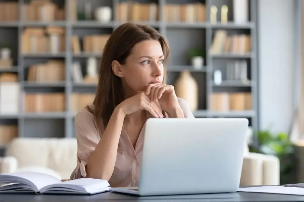 考え事をしている女性の写真｜サンダルウッド精油の効果と使い方｜思考を鎮める深い静けさの香り