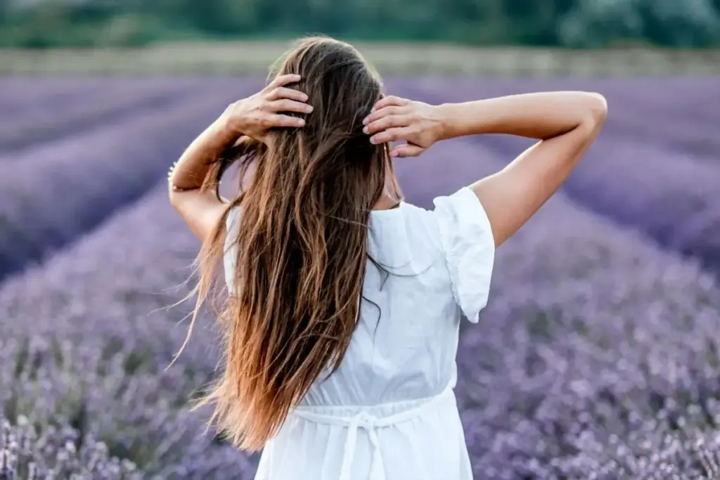 アロマヘアスプレーの作り方と使い方｜ナチュラルに香る精油で、1日を気分よく過ごす