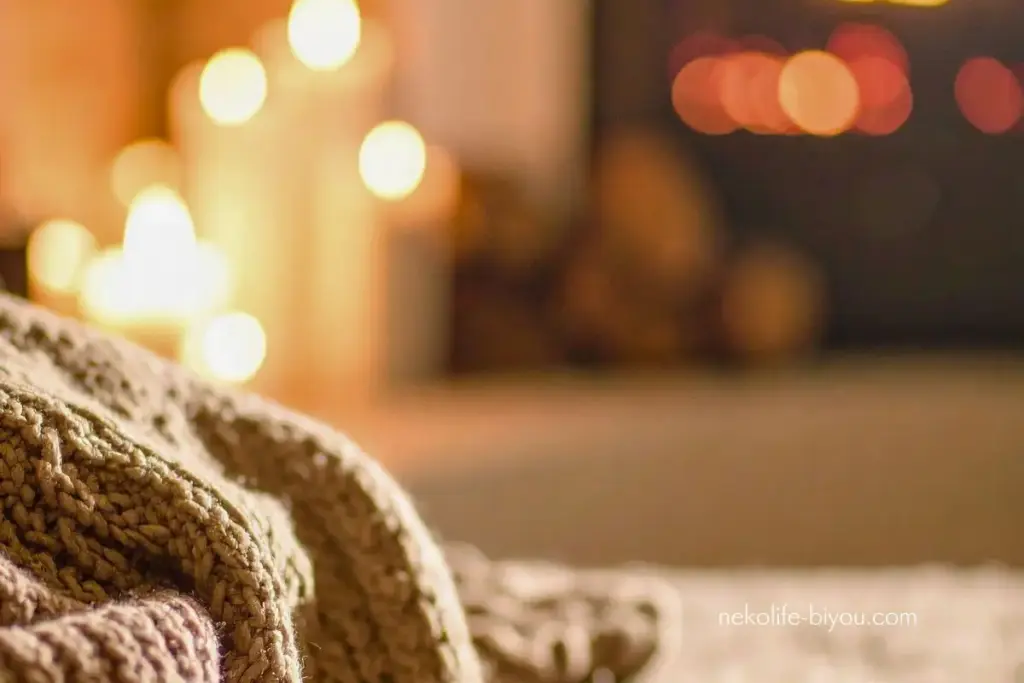 キャンドルの灯りの写真｜シダーウッド精油の効果と使い方｜揺らぐ心を落ち着かせるグラウンディングの香り