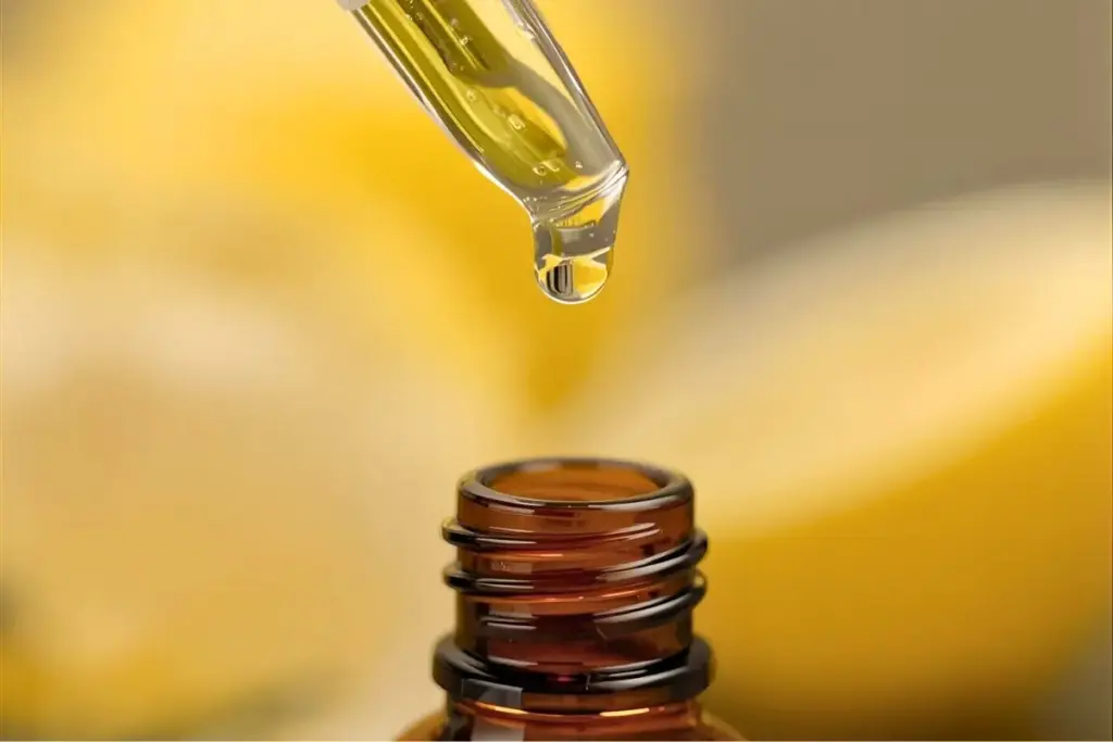 レモンの精油の一滴の写真｜レモン精油の効果と使い方｜前向きな思考を取り戻す朝の香り