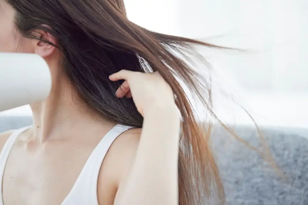 アロマヘアスプレーの作り方と使い方｜ナチュラルに香る精油で、1日を気分よく過ごす