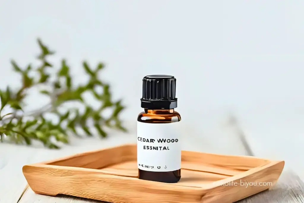 シダーウッドの精油のボトルの写真｜シダーウッド精油の効果と使い方｜揺らぐ心を落ち着かせるグラウンディングの香り
