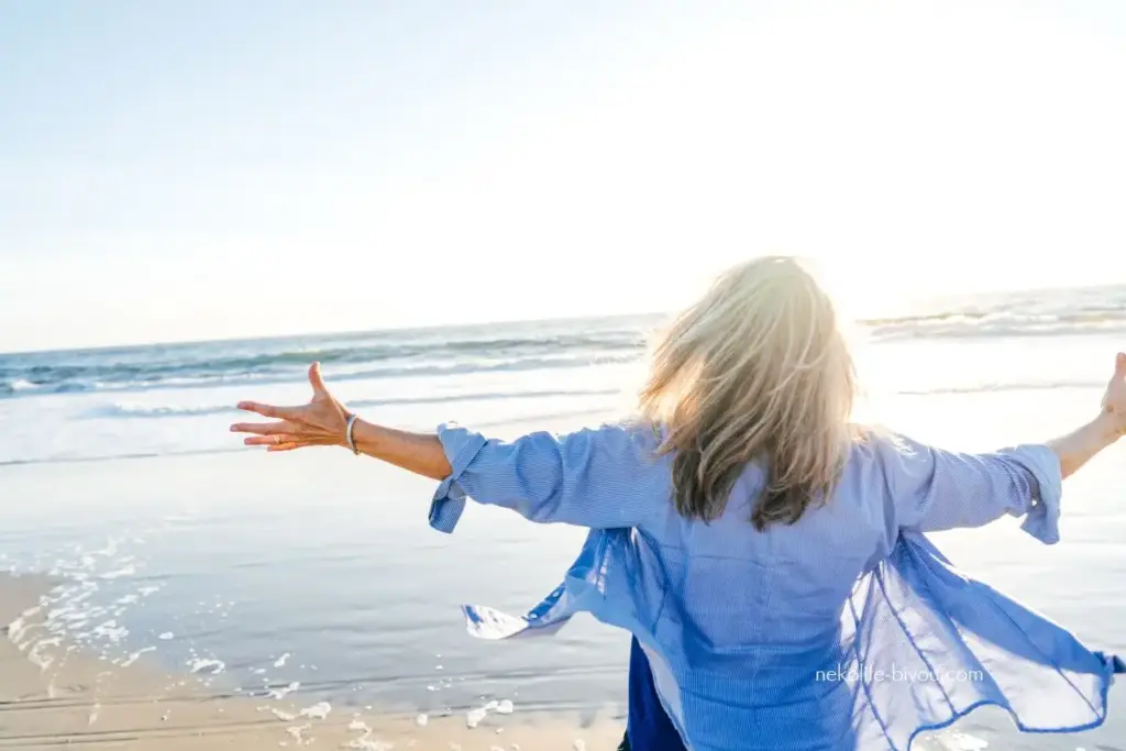 前向きな女性のイメージ写真|香りでセルフイメージが変わる理由|潜在意識に届くアロマ心理学