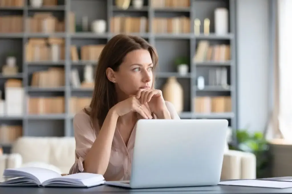 仕事中にぼんやりしている女性の写真｜サイプレス精油の効果と使い方｜気持ちを整える呼吸のアロマ