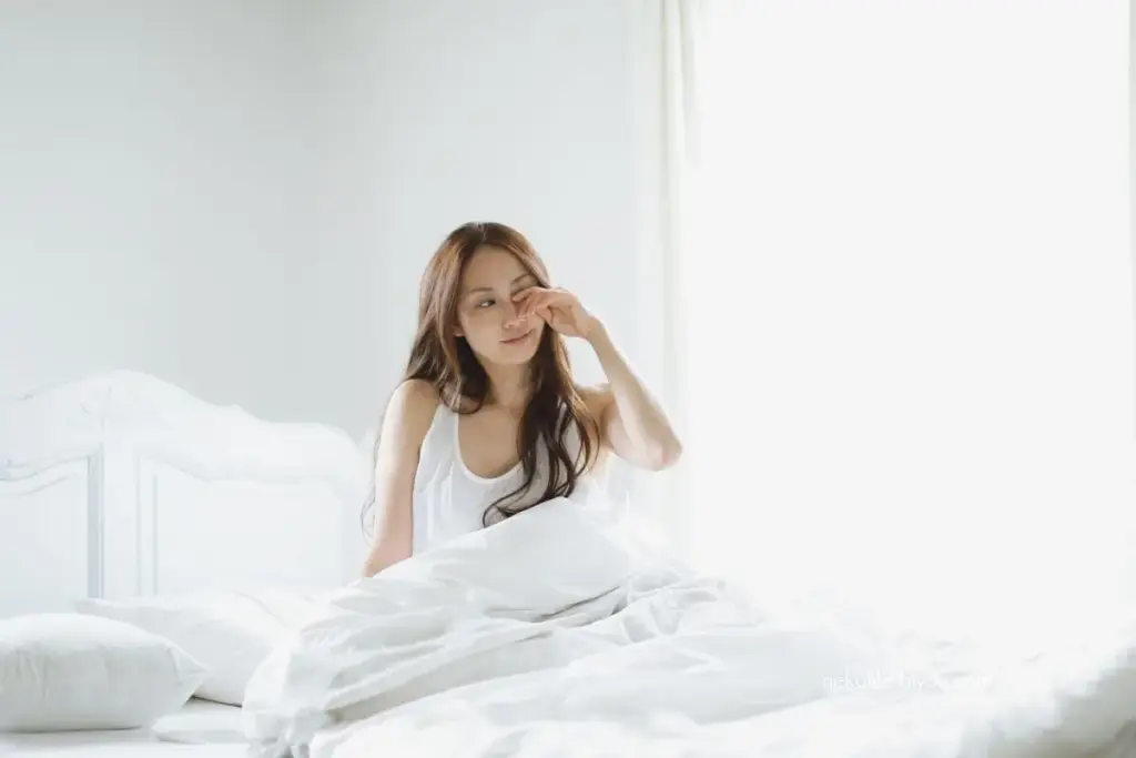 朝、寝起きがしんどい女性の写真｜朝の香りルーティン｜更年期の1日を軽く始める自律神経セルフケア